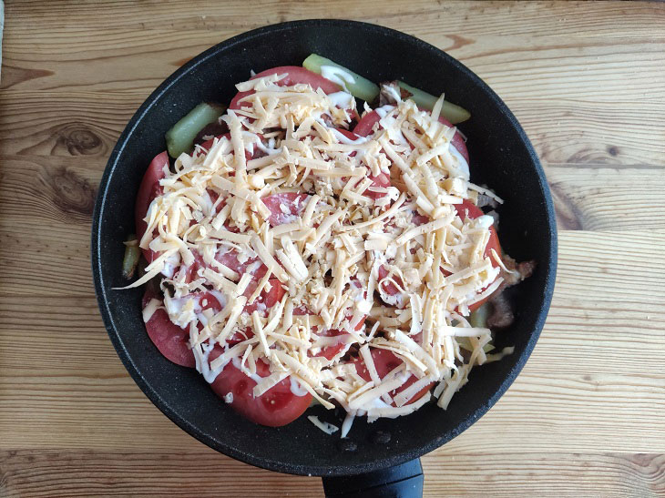 French-style potatoes in a pan - a simple and budget dish in a hurry