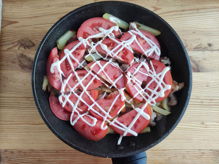 French-style potatoes in a pan - a simple and budget dish in a hurry