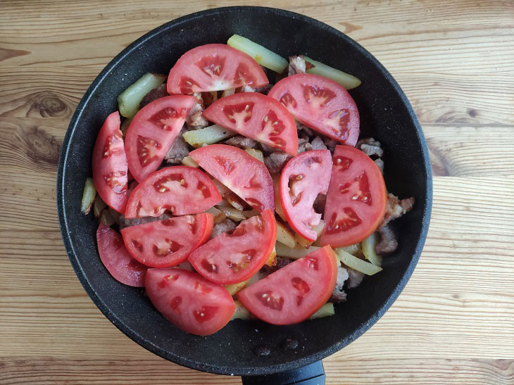 French-style potatoes in a pan - a simple and budget dish in a hurry