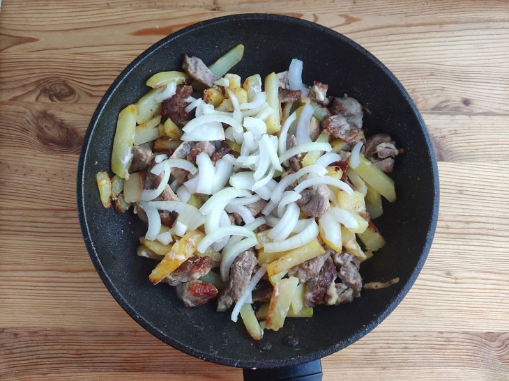 French-style potatoes in a pan - a simple and budget dish in a hurry