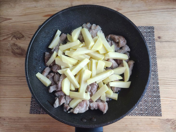 French-style potatoes in a pan - a simple and budget dish in a hurry