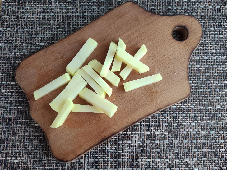 French-style potatoes in a pan - a simple and budget dish in a hurry