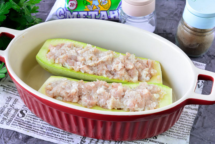Zucchini boats with minced meat - healthy, tasty and satisfying