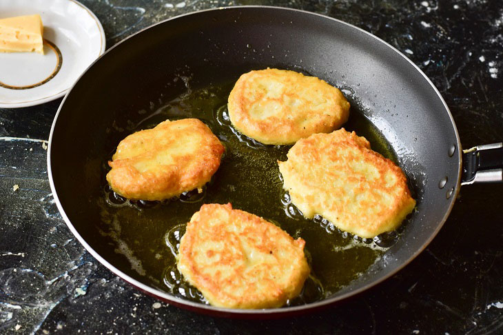 Mashed potato pancakes - a simple and delicious recipe