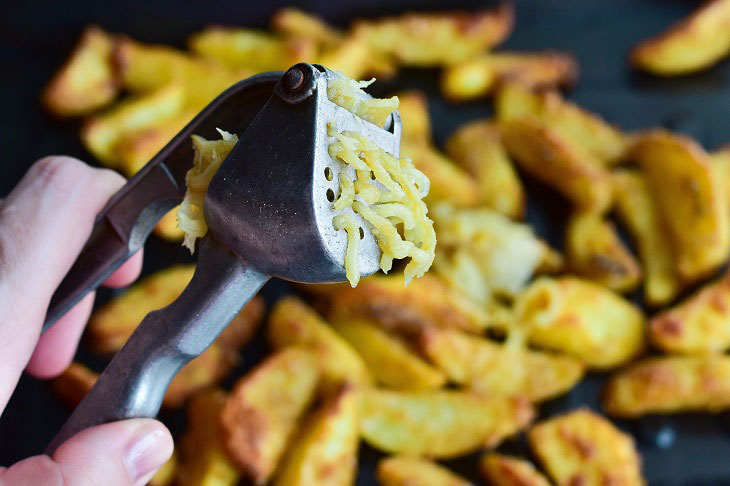 Garlic Potatoes "Eating" in the oven - tasty and appetizing