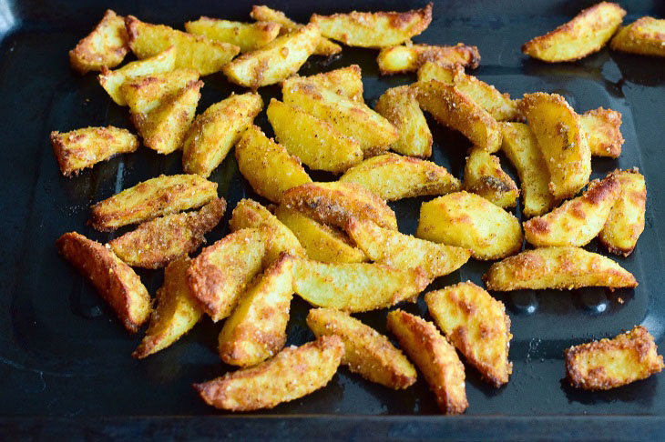Garlic Potatoes "Eating" in the oven - tasty and appetizing