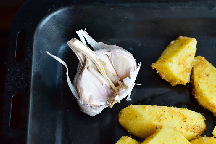 Garlic Potatoes "Eating" in the oven - tasty and appetizing