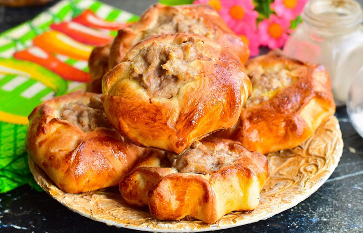 Open pies with meat in the oven - a beautiful and tasty dish