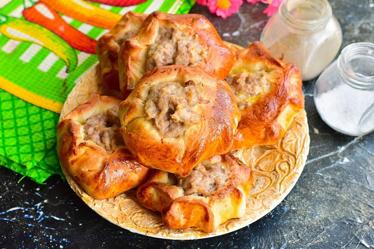 Open pies with meat in the oven - a beautiful and tasty dish