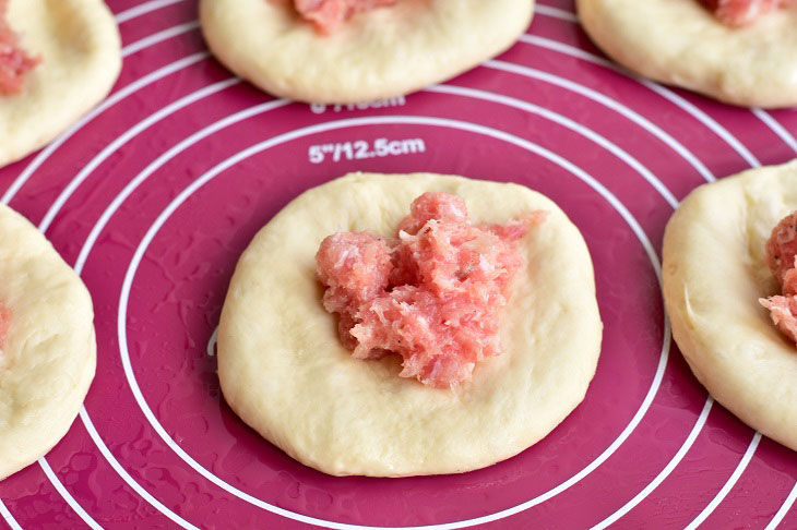 Open pies with meat in the oven - a beautiful and tasty dish