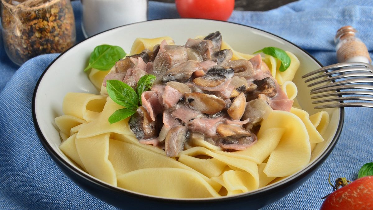 Fettuccine with mushrooms and ham – a delicious and simple dish