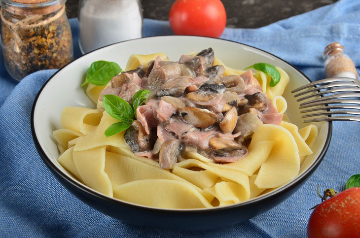 Fettuccine with mushrooms and ham - a delicious and simple dish