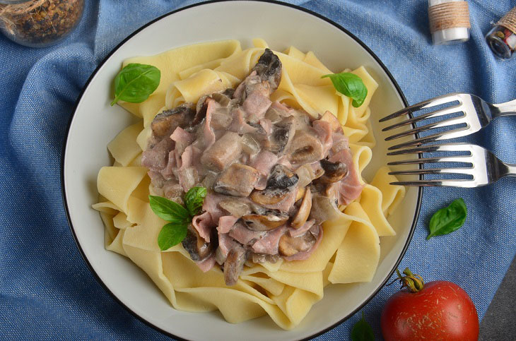 Fettuccine with mushrooms and ham - a delicious and simple dish