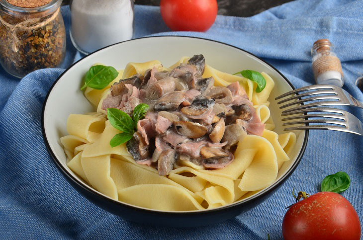 Fettuccine with mushrooms and ham - a delicious and simple dish