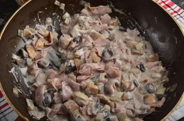 Fettuccine with mushrooms and ham - a delicious and simple dish