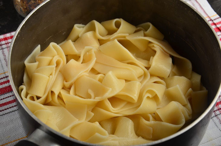 Fettuccine with mushrooms and ham - a delicious and simple dish