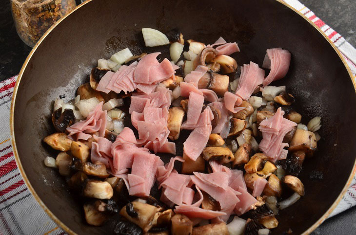 Fettuccine with mushrooms and ham - a delicious and simple dish