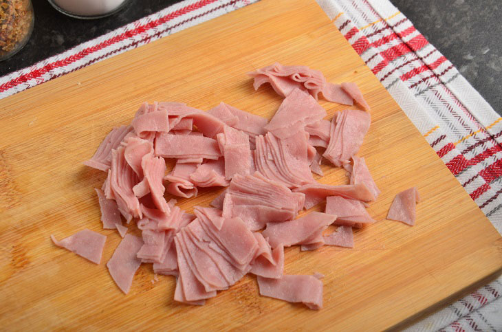 Fettuccine with mushrooms and ham - a delicious and simple dish