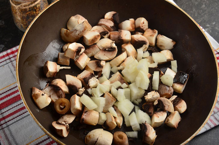 Fettuccine with mushrooms and ham - a delicious and simple dish