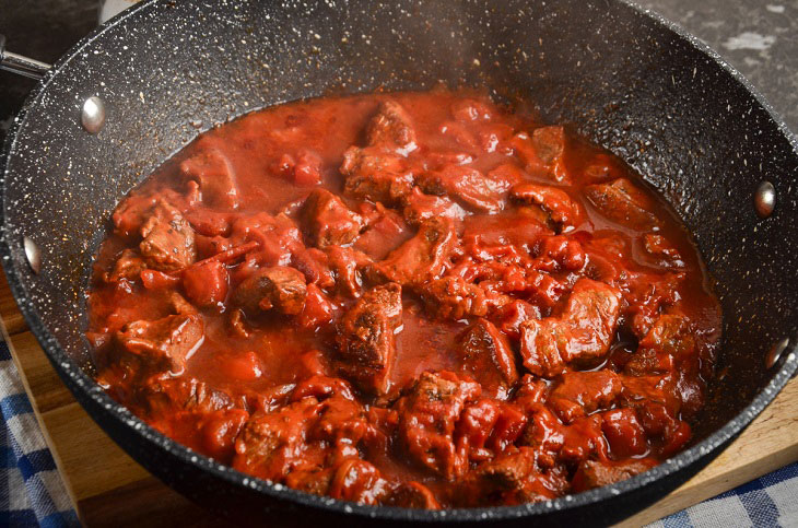 Chashushuli in Georgian - a tender and fragrant meat dish