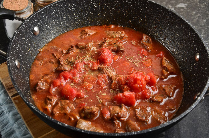 Chashushuli in Georgian - a tender and fragrant meat dish