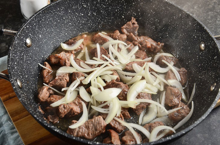 Chashushuli in Georgian - a tender and fragrant meat dish
