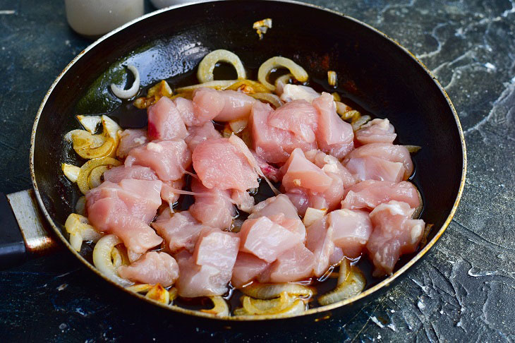 Hungarian meat perkelt - a tasty and juicy dish