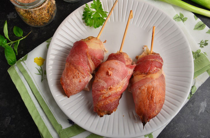 Eskimo from chicken in bacon - an unusual and mouth-watering dish