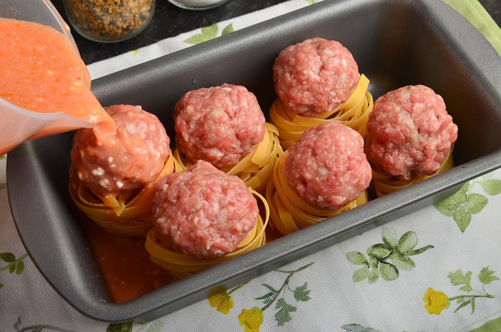 Tagliatelle nests with minced meat in sauce - a simple and satisfying recipe