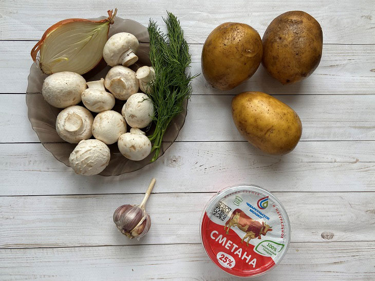 Potatoes with mushrooms in sour cream - a delicious dish from the simplest products