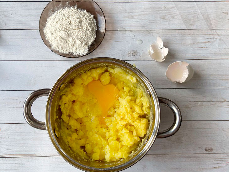 Potato pies with sausages - a special aroma and taste