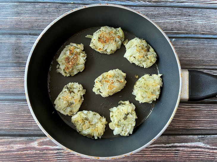 Cabbage pancakes with semolina - a simple and tasty dish