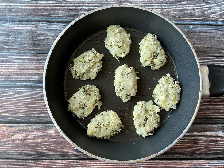 Cabbage pancakes with semolina - a simple and tasty dish