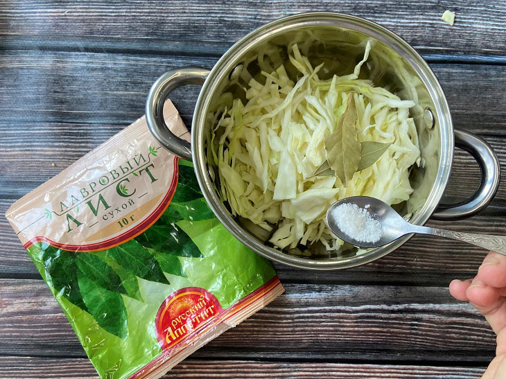 Cabbage pancakes with semolina - a simple and tasty dish