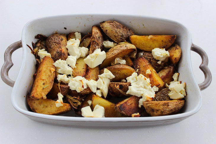 Potatoes baked with feta - a special aroma and taste