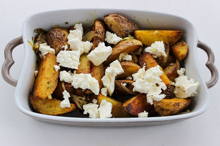 Potatoes baked with feta - a special aroma and taste