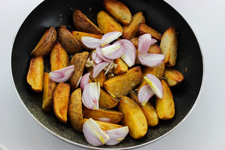 Potatoes baked with feta - a special aroma and taste