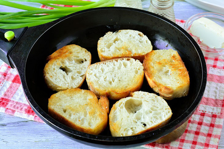 "Sukharnitsa" of bread and eggs - a budget and very tasty dish