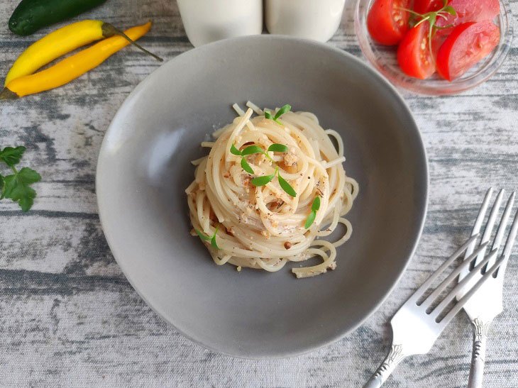 Spaghetti in walnut sauce - a delicious and fragrant dish