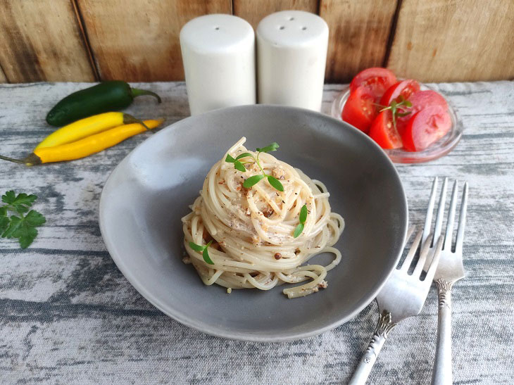 Spaghetti in walnut sauce - a delicious and fragrant dish