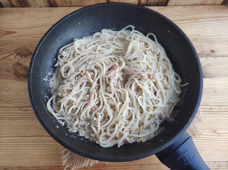 Spaghetti in walnut sauce - a delicious and fragrant dish