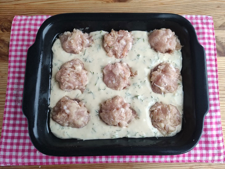 Jellied pie with meatballs - juicy, crispy and fragrant