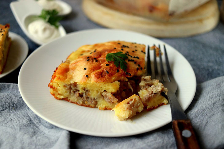 Quick aspic pie with minced meat - a hearty meal for the whole family