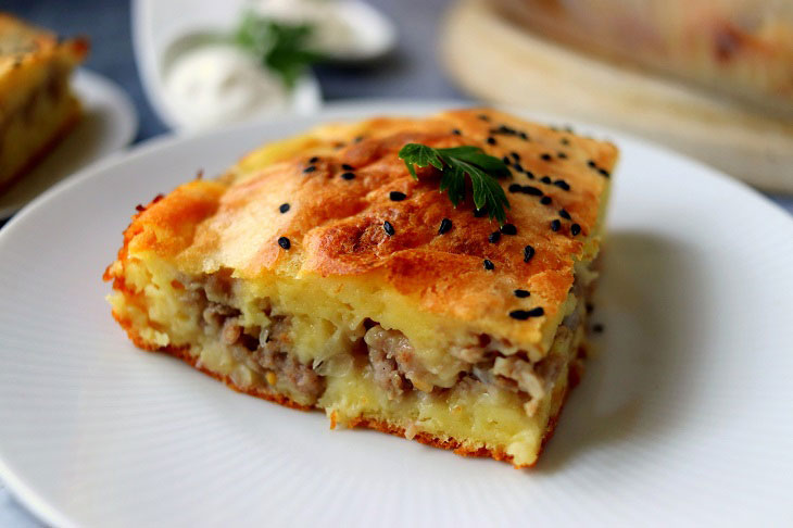 Quick aspic pie with minced meat - a hearty meal for the whole family
