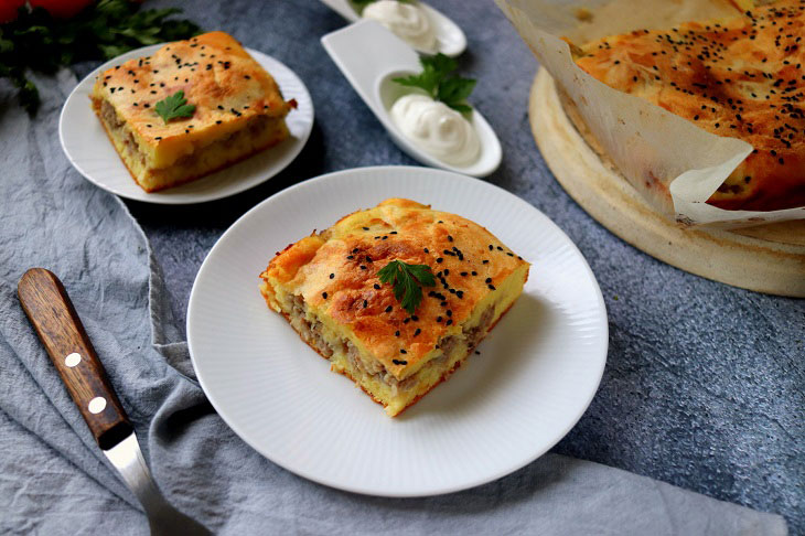 Quick aspic pie with minced meat - a hearty meal for the whole family