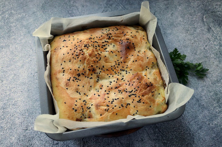 Quick aspic pie with minced meat - a hearty meal for the whole family