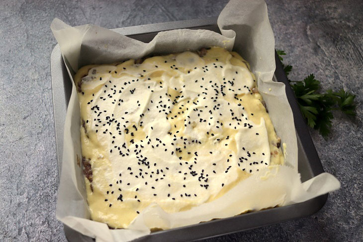 Quick aspic pie with minced meat - a hearty meal for the whole family