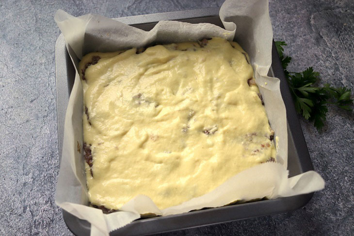 Quick aspic pie with minced meat - a hearty meal for the whole family