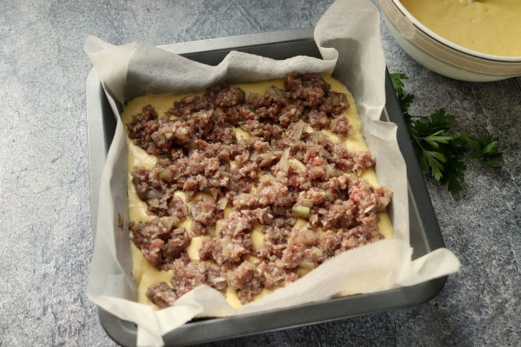 Quick aspic pie with minced meat - a hearty meal for the whole family