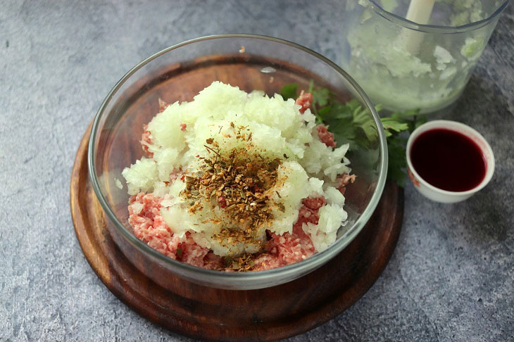 Quick aspic pie with minced meat - a hearty meal for the whole family